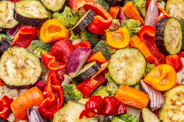 Assortiment de légumes frais sur une plaque à pâtisserie. Mode de vie sain. Sel, huile, épices