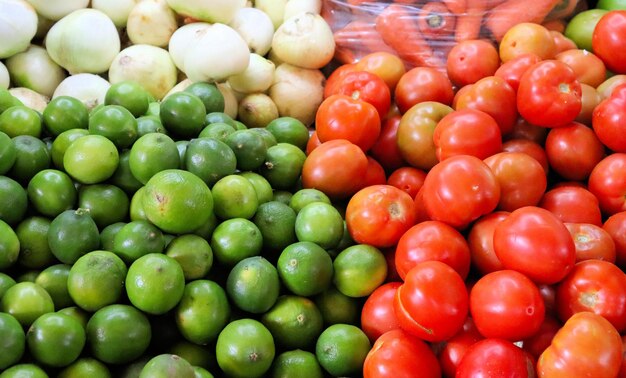 Assortiment de légumes et de fruits au marché aux légumes