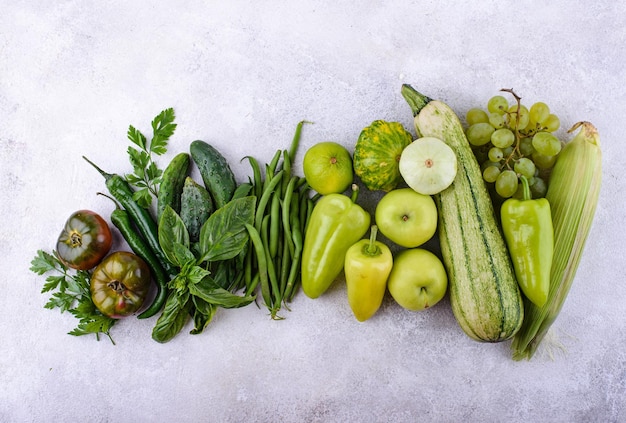 Assortiment de légumes et de fruits jaunes et verts