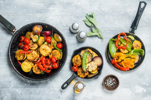 Photo assortiment de légumes grillés aux épices et herbes