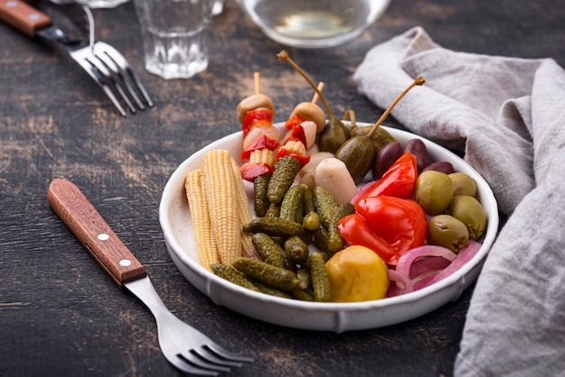 Assortiment de légumes marinés ou marinés.