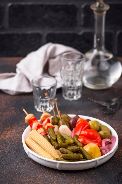 Assortiment de légumes marinés ou marinés.