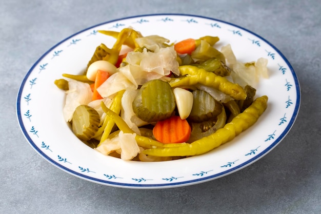 Assortiment de légumes marinés mélangés dans un bol - assiette, nom turc ; tursu.