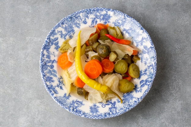 Assortiment de légumes marinés mélangés dans un bol - assiette, nom turc ; tursu.