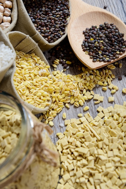 Assortiment de légumes secs sur une table en bois