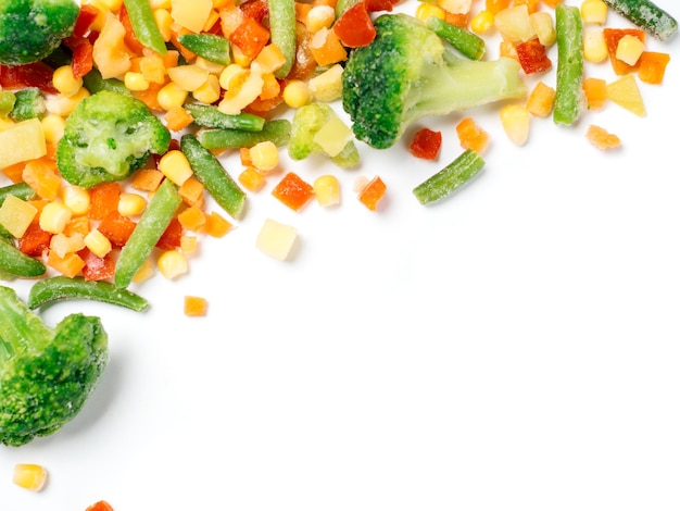 Photo assortiment de légumes surgelés isolés sur blanc avec un tracé de détourage