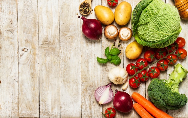 Assortiment de légumes sur une table en bois