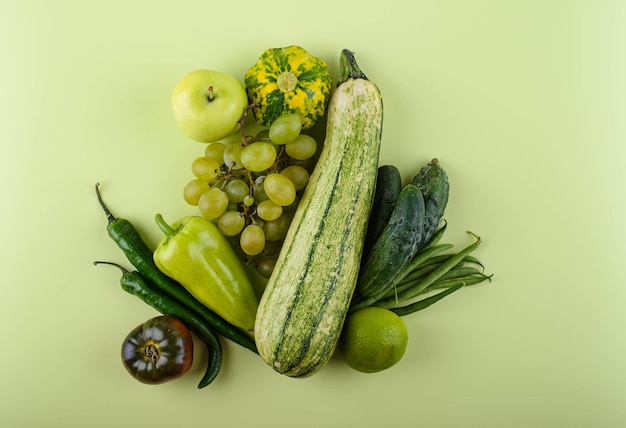 Assortiment de légumes verts et de fruits