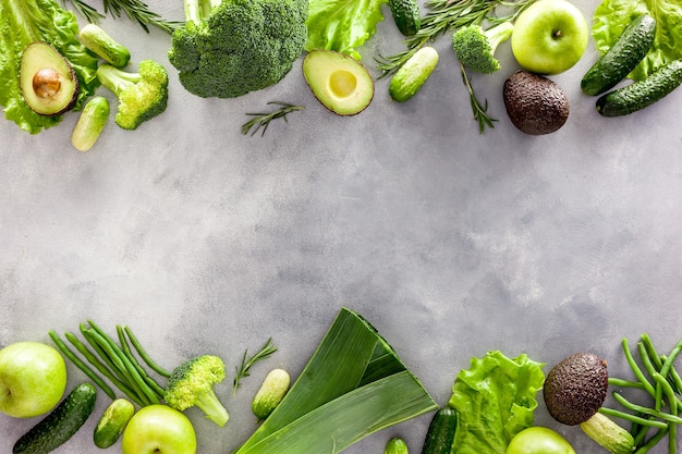 Assortiment de légumes verts pour salade ou smoothies