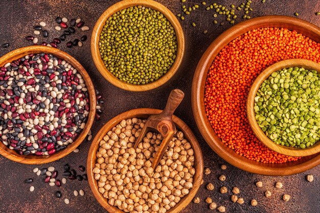 Assortiment de légumineuses - lentilles, pois, mungo, pois chiches et différents haricots. Vue de dessus.