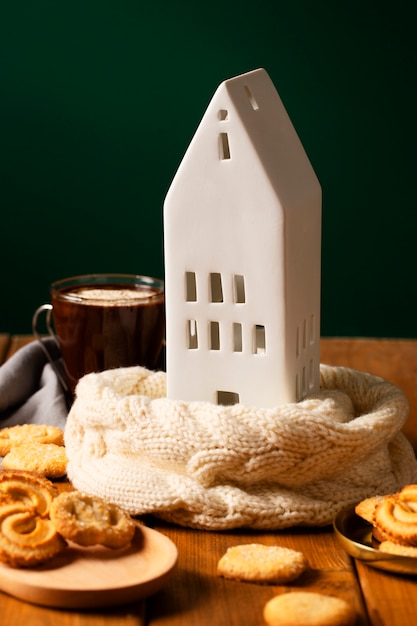 Photo assortiment maison blanche et snacks