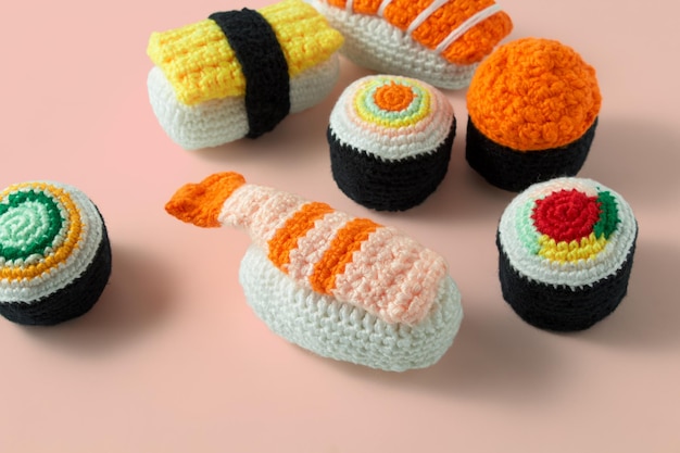 Assortiment de maki sushi rolls et nigiri Fait main en crochet et laine colorée Sushi set amigurumi