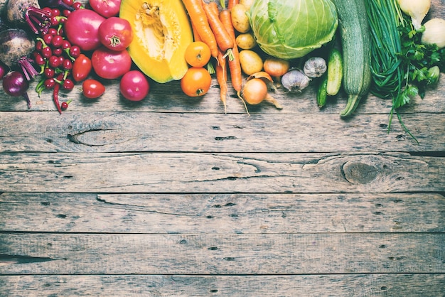 Assortiment marché aux légumes biologiques frais