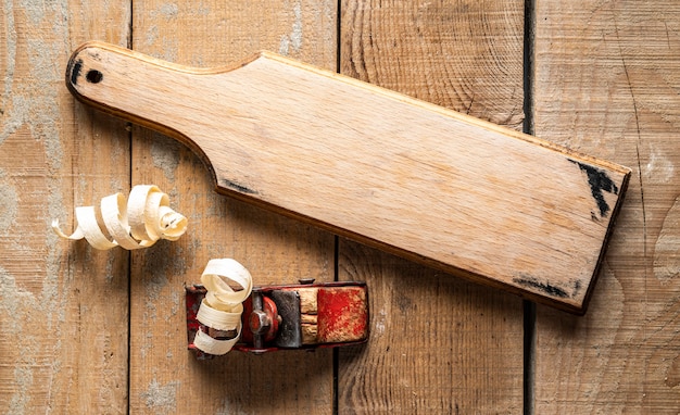 Assortiment de morceaux de bois et de chutes