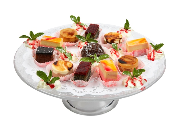 Assortiment de morceaux de gâteau avec glaçage sur plaque de verre