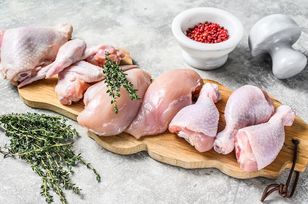 Assortiment de morceaux de viande de poulet cru frais