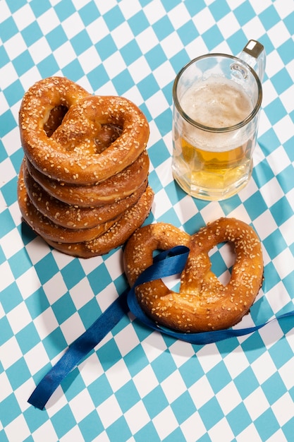 Photo assortiment d'oktoberfest avec de délicieux bretzel