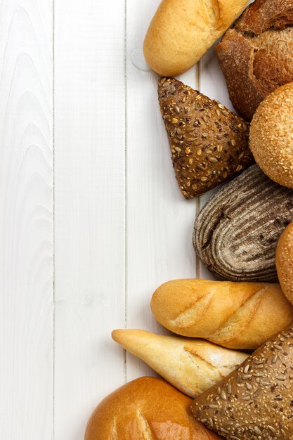 Assortiment de pain sur bois blanc