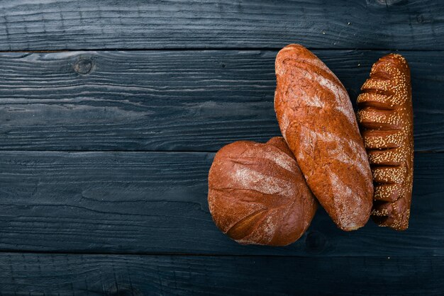 Assortiment de pain et de cuisson Sur un fond en bois Vue de dessus Espace libre pour votre texte