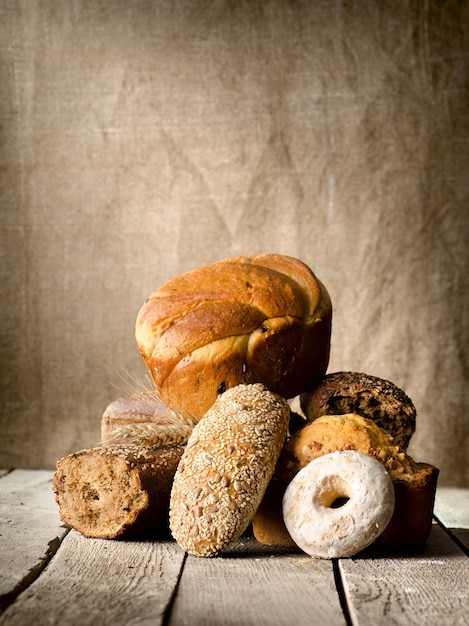 Assortiment de pain sur fond de la vieille toile