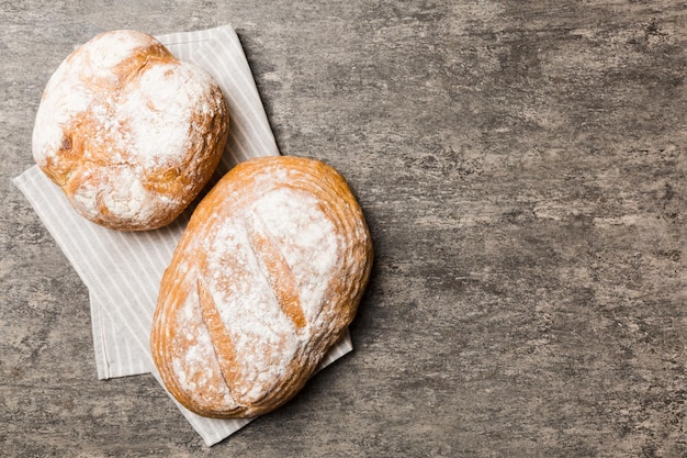 Assortiment de pain fraîchement cuit avec serviette sur table rustique vue pain sans levain sain pain français