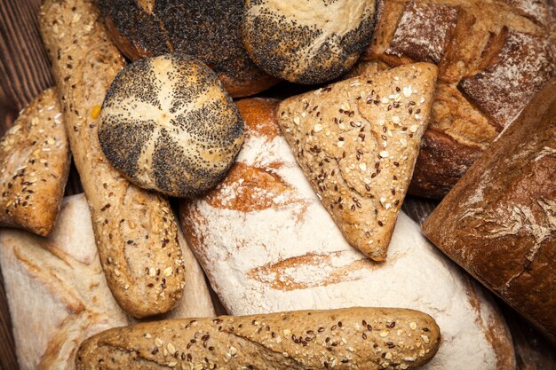 Assortiment de pain sur une surface en bois