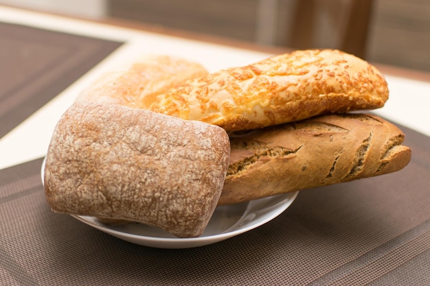 Assortiment de pains cuits au four sur une assiette