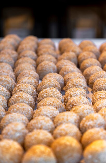 Assortiment de panneaux de biscuits de noix de coco dorés et sucrés sur un plateau frais de l'artisan gourmet