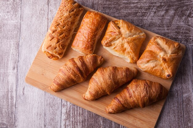 Un Assortiment De Pâtisseries Fraîchement Cuites Alignées Sur Une Planche à Découper. Dessert Délicieux.