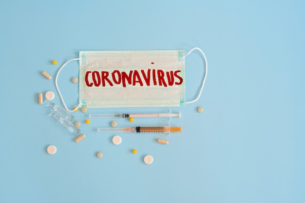 Assortiment de pilules, comprimés, capsules et masque chirurgical de médecine pharmaceutique pour le traitement covid19