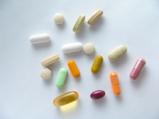 Assortiment de pilules, comprimés et capsules pharmaceutiques.