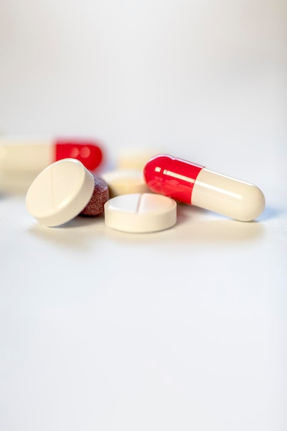 Assortiment de pilules de médecine pharmaceutique comprimés et capsulespills fond tas de divers assortis