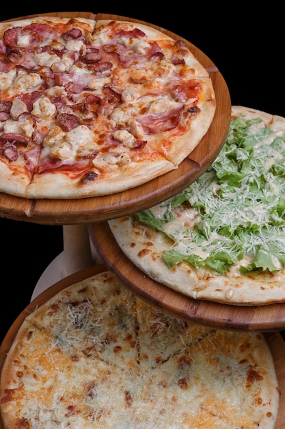 Assortiment de pizzas sur une planche de bois