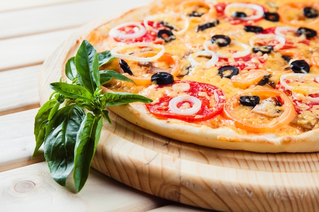 Assortiment de pizzas sur la table en bois