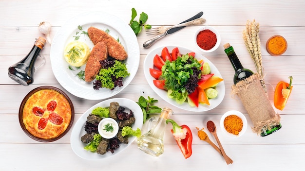 Assortiment de plats de cuisine géorgienne et européenne Sur le vieux fond en bois Espace libre pour le texte Vue de dessus