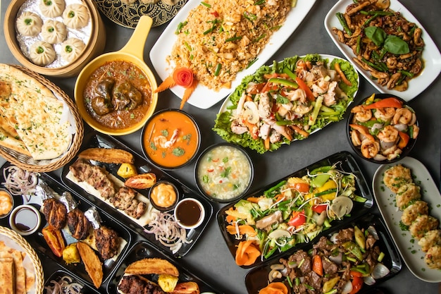 Assortiment de plats du sud de l'Inde Cerveau de mouton Poulet Masala Poulet Tangdi Poulet Reshmi tikka Poulet karahi Boeuf Nehari Boeuf Bihari kabab Boeuf tikka Boti Ail Naan aand lachha paratha isolé