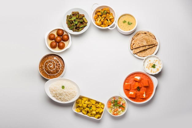 Assortiment de plats indiens en groupe