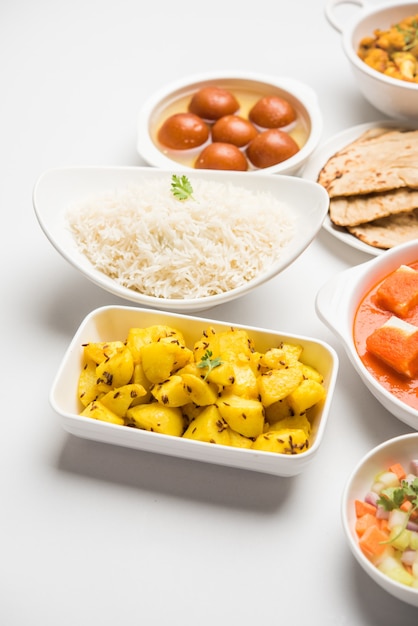 Assortiment de plats indiens en groupe