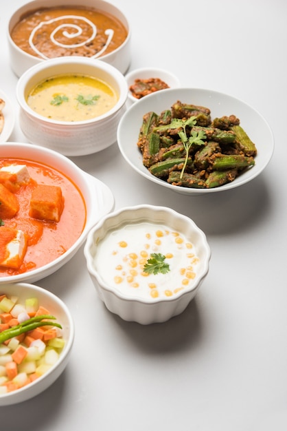 Assortiment de plats indiens en groupe