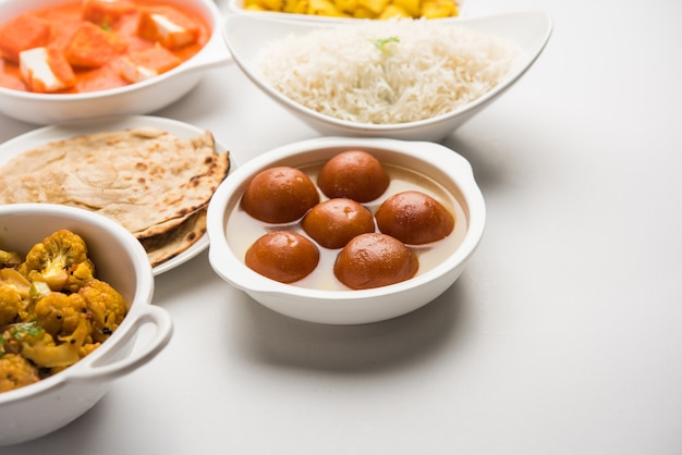 Assortiment de plats indiens en groupe