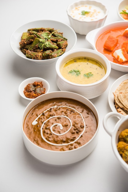 Assortiment de plats indiens en groupe