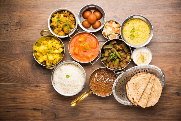 Assortiment de plats indiens en groupe