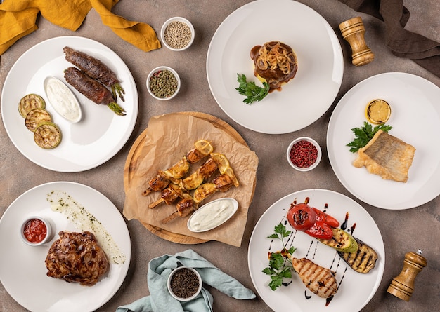 Assortiment de plats de viande et de poisson sur la table