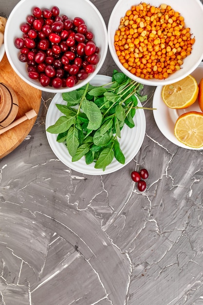 Assortiment de produits riches en antioxydants et sources de vitamines sur gris