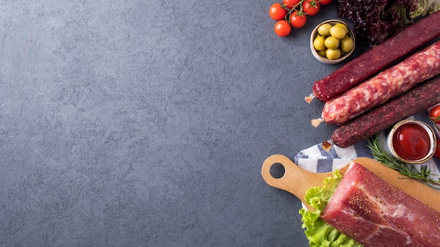 Assortiment de produits de viande, légumes et épices. Vue de dessus.