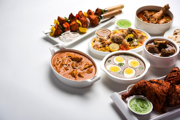Assortiment de recettes indiennes non végétariennes servies en groupe. Comprend poulet au curry, mouton masala, anda ou curry aux œufs, poulet au beurre, biryani, tandoori murg, poulet-tikka et naa, roti pour le ramadan