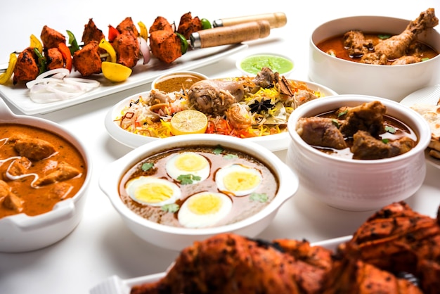 Assortiment de recettes indiennes non végétariennes servies en groupe. Comprend poulet au curry, mouton masala, anda ou curry aux œufs, poulet au beurre, biryani, tandoori murg, poulet-tikka et naa, roti pour le ramadan