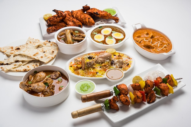 Assortiment de recettes indiennes non végétariennes servies en groupe. Comprend poulet au curry, mouton masala, anda ou curry aux œufs, poulet au beurre, biryani, tandoori murg, poulet-tikka et naa, roti pour le ramadan