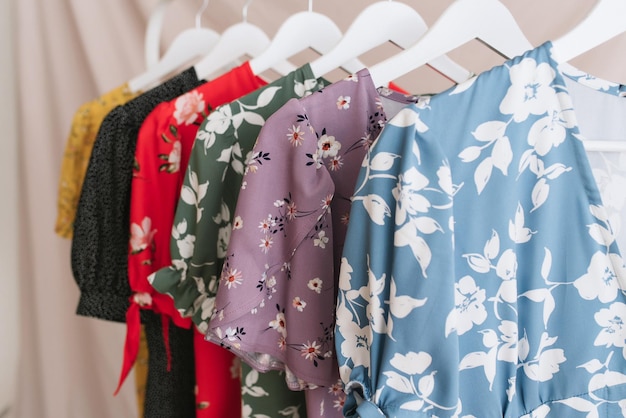 assortiment de robes d'été à imprimé floral sur cintre