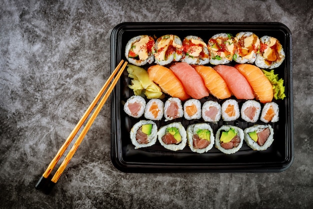 Assortiment de rouleaux de sushi sur un plateau noir. Nourriture japonaise. Vue de dessus.